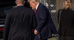 🚨 Trump Falls Again — White House Doctor Responds…